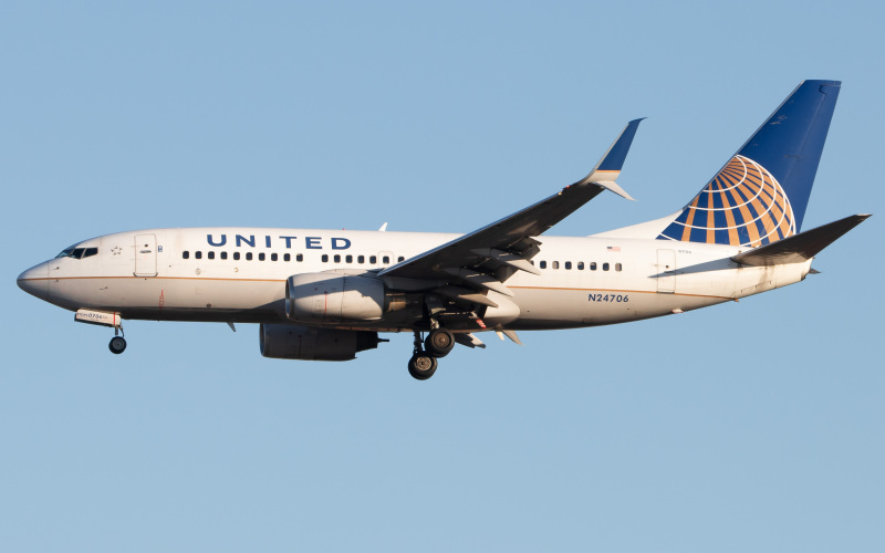 Photo of N24706 - United Airlines Boeing 737-700 at EWR on AeroXplorer Aviation Database