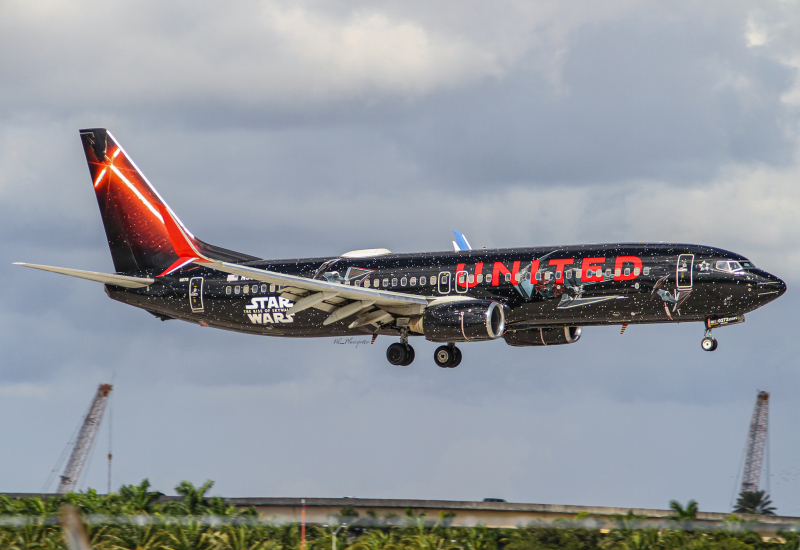 Photo of N36272 - United Airlines Boeing 737-800 at FLL on AeroXplorer Aviation Database