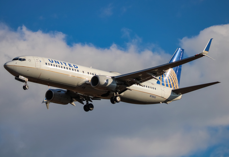 Photo of N76502 - United Airlines Boeing 737-800 at IAD on AeroXplorer Aviation Database