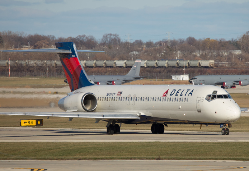 Photo of N607AT - Delta Airlines Boeing 717-200 at MKE on AeroXplorer Aviation Database