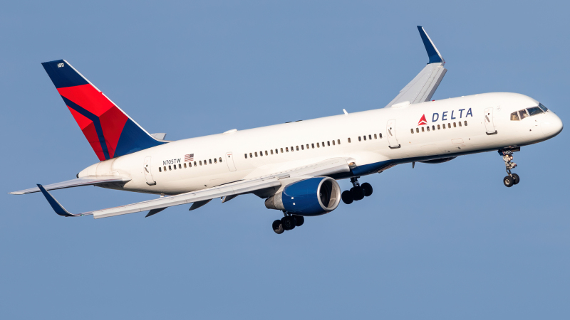 Photo of N705TW - Delta Airlines Boeing 757-200 at DCA on AeroXplorer Aviation Database