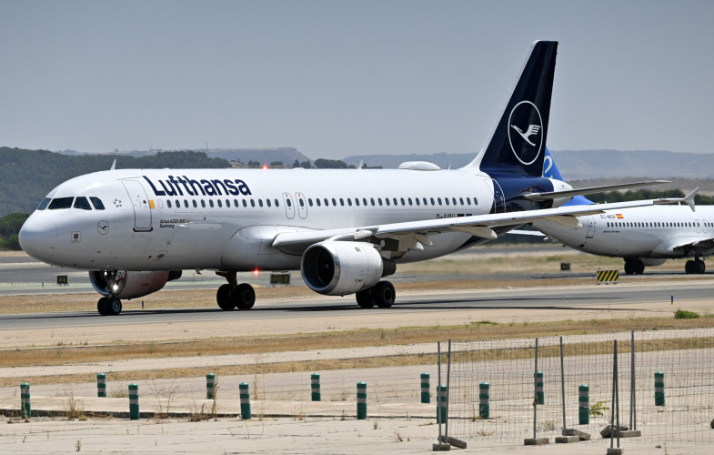 Photo of D-AIQU - Lufthansa Airbus A320 at MAD on AeroXplorer Aviation Database