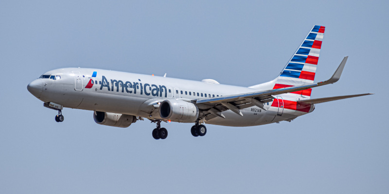 Photo of N921AN - American Airlines Boeing 737-800 at DEN on AeroXplorer Aviation Database