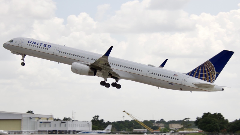 Photo of N77871 - United Airlines Boeing 757-300 at IAH on AeroXplorer Aviation Database