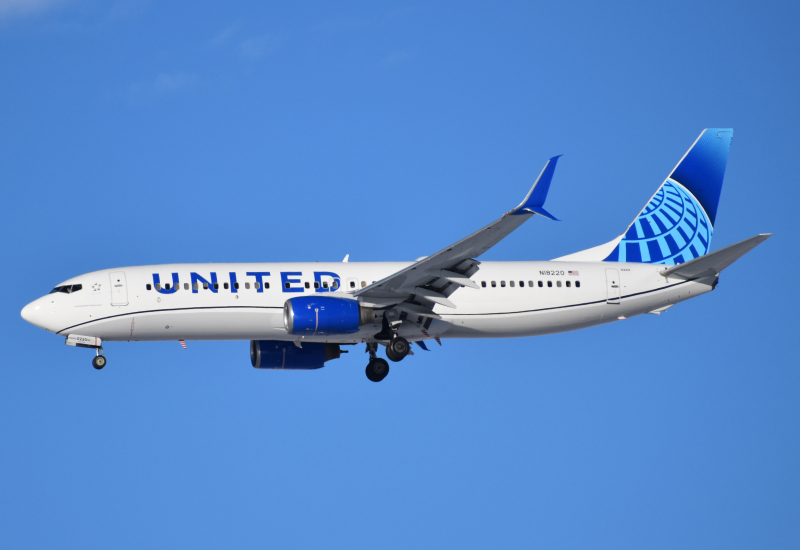 Photo of N18220 - United Airlines Boeing 737-800 at DEN on AeroXplorer Aviation Database