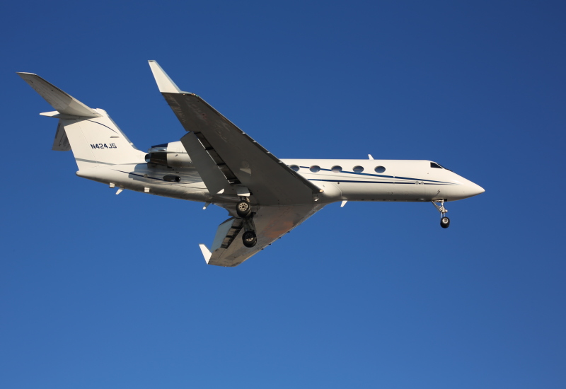 Photo of N424JS - PRIVATE  Gulfstream IV at TEB on AeroXplorer Aviation Database