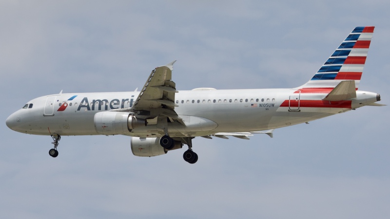 Photo of N105UW - American Airlines Airbus A320 at IAH on AeroXplorer Aviation Database