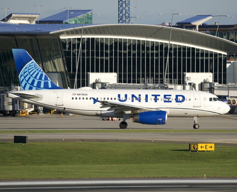 Photo of N879UA - United Airlines Airbus A319 at CLT on AeroXplorer Aviation Database