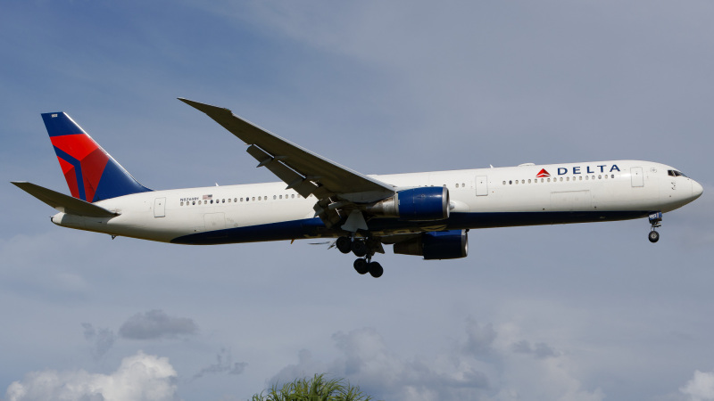 Photo of N826MH - Delta Airlines Boeing 767-400ER at TPA on AeroXplorer Aviation Database