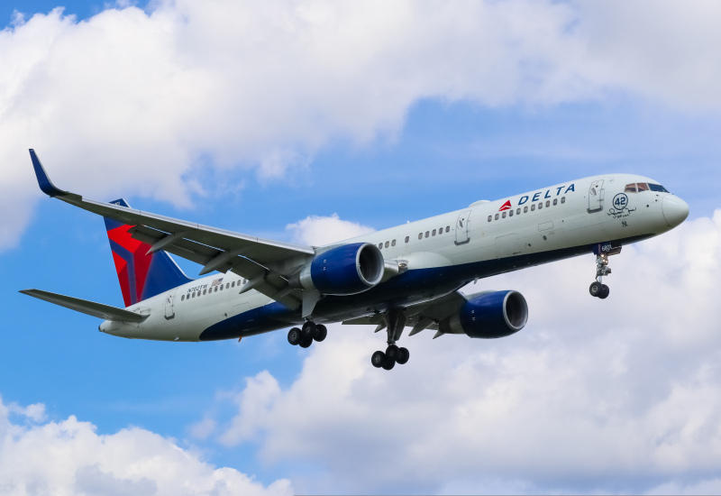 Photo of N702TW - Delta Airlines Boeing 757-200 at DCA on AeroXplorer Aviation Database