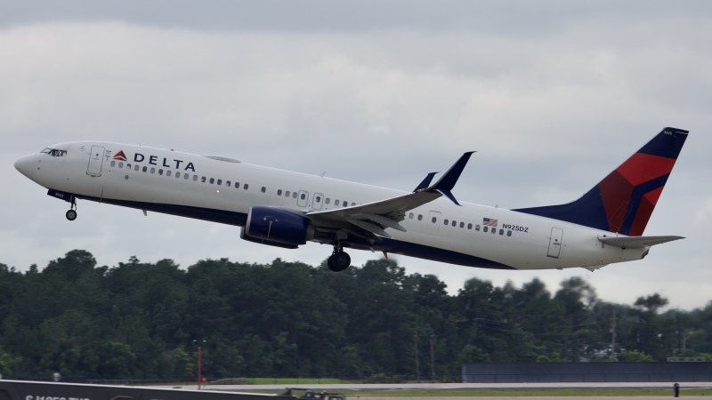 Photo of N925DZ - Delta Airlines Boeing 737-900ER at IAH on AeroXplorer Aviation Database