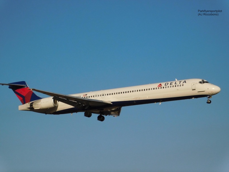 Photo of  N924DN - Delta Airlines McDonnell Douglas MD90 at MKE on AeroXplorer Aviation Database