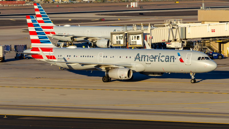 Photo of N142AN - American Airlines Airbus A321-200 at PHX on AeroXplorer Aviation Database