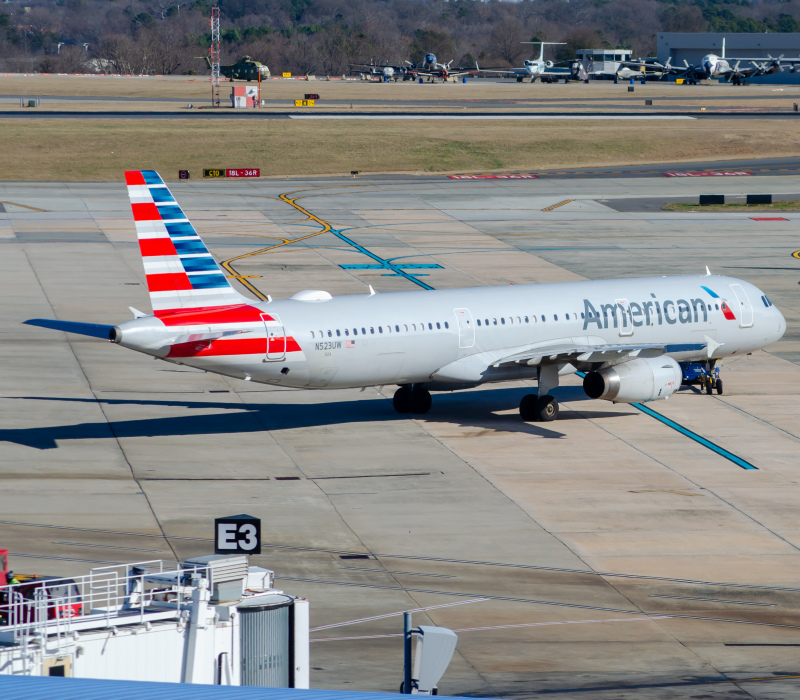 Photo of N523UW - American Airlines Airbus A321-200 at CLT on AeroXplorer Aviation Database