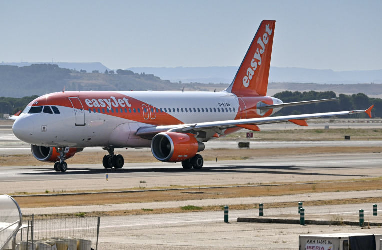 Photo of G-EZAN - EasyJet Airbus A319 at MAD on AeroXplorer Aviation Database