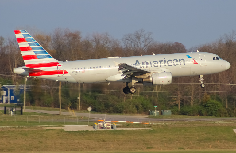 Photo of N128UW - American Airlines Airbus A320 at CVG on AeroXplorer Aviation Database