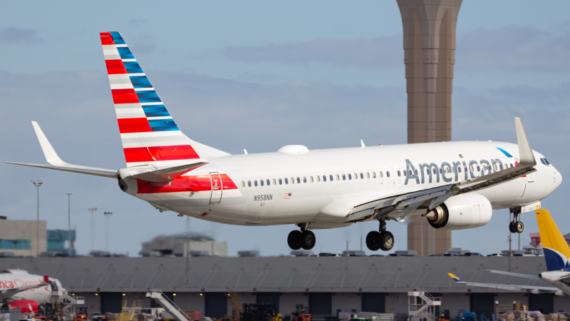 Photo of N958NN - American Airlines Boeing 737-800 at MIA on AeroXplorer Aviation Database