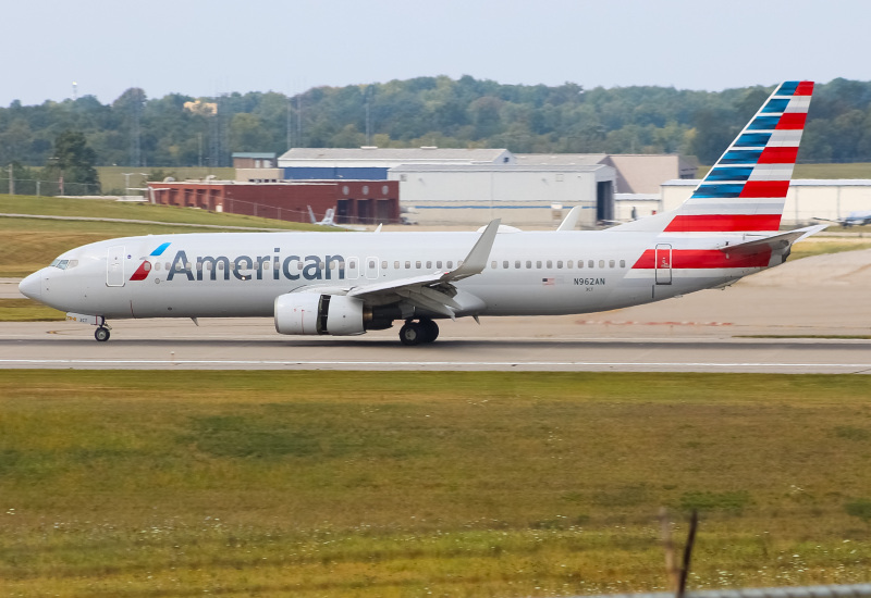 Photo of N962AN - American Airlines Boeing 737-800 at CVG on AeroXplorer Aviation Database