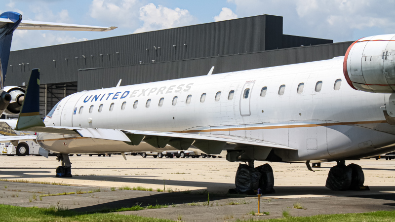 Photo of N512MJ - United Express Mitsubishi CRJ-700 at IAD on AeroXplorer Aviation Database