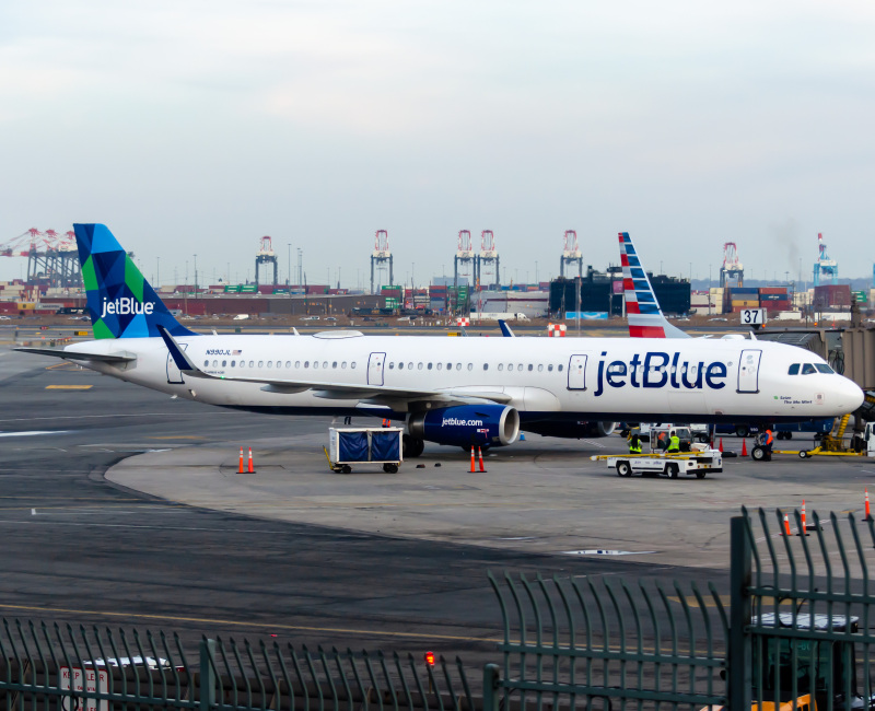 jetblue-flight-bumps-into-parked-plane-at-jfk-aeroxplorer