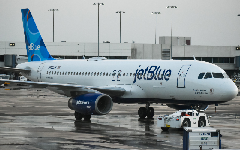 Photo of N652JB - JetBlue Airways Airbus A320 at CLT on AeroXplorer Aviation Database