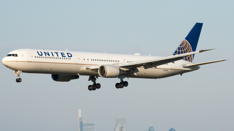 Photo of N76065 - United Airlines Boeing 767-400 at PHL on AeroXplorer Aviation Database