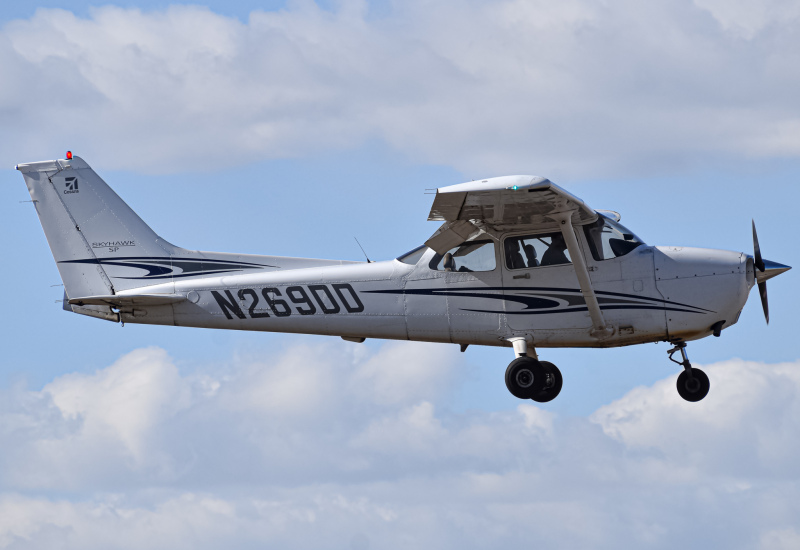 Photo of N269DD - PRIVATE Cessna 172 at LMO on AeroXplorer Aviation Database