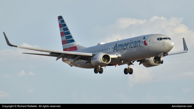 Photo of N972AN - American Airlines  Boeing 737-800 at PHX on AeroXplorer Aviation Database