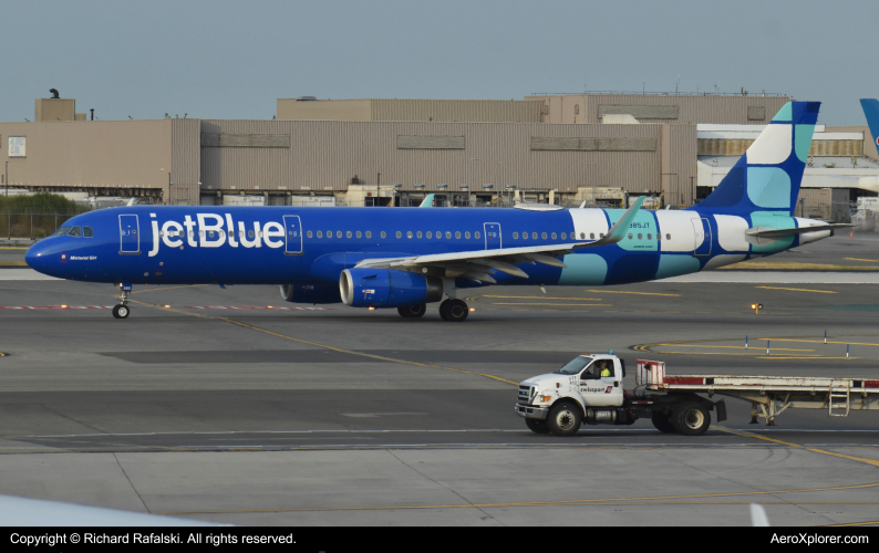 Photo of N985JT - JetBlue Airways Airbus A321 at JFK on AeroXplorer Aviation Database