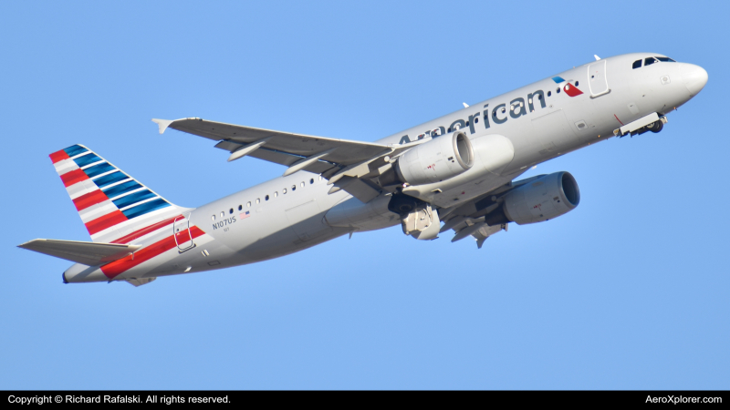 Photo of N107US - American Airlines Airubs A320-200 at PHX on AeroXplorer Aviation Database