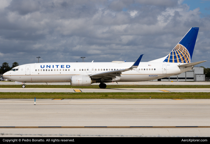 Photo of N35204 - United Airlines Boeing 737-800 at FLL on AeroXplorer Aviation Database