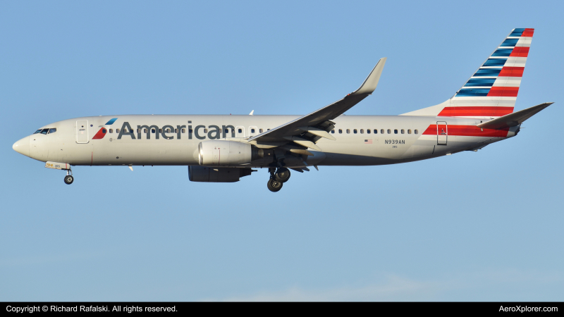 Photo of N939AN - American Airlines Boeing 737-800 at PHX on AeroXplorer Aviation Database