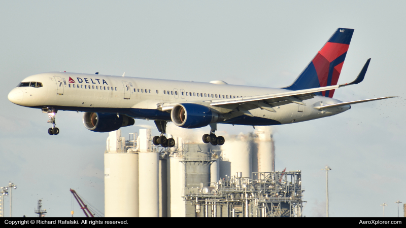 Photo of N667DN - Delta Airlines Boeing 757-200 at FLL on AeroXplorer Aviation Database