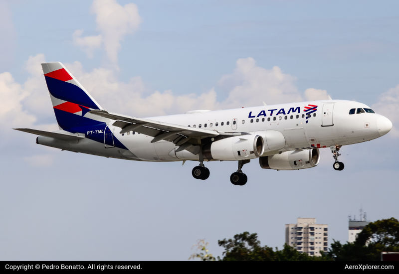 Photo of PT-TML - LATAM Airbus A319 at CGH on AeroXplorer Aviation Database