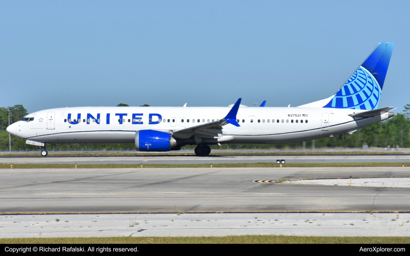 Photo of N37521 - United Airlines Boeing 737 MAX 9 at MCO on AeroXplorer Aviation Database