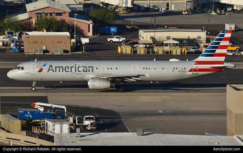 Photo of N924US - American Airlines Airbus A321-200 at PHX on AeroXplorer Aviation Database