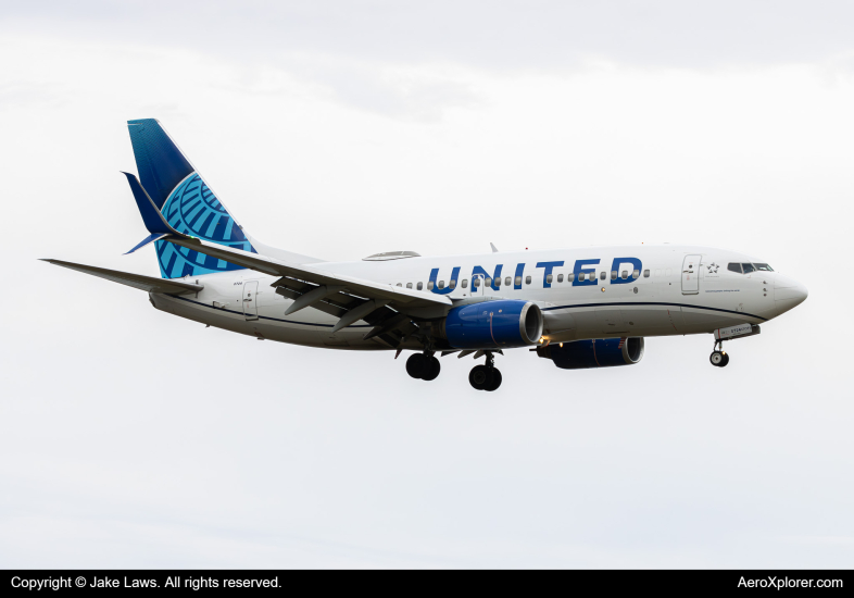 Photo of N27724 - United Airlines Boeing 737-700 at IAD on AeroXplorer Aviation Database