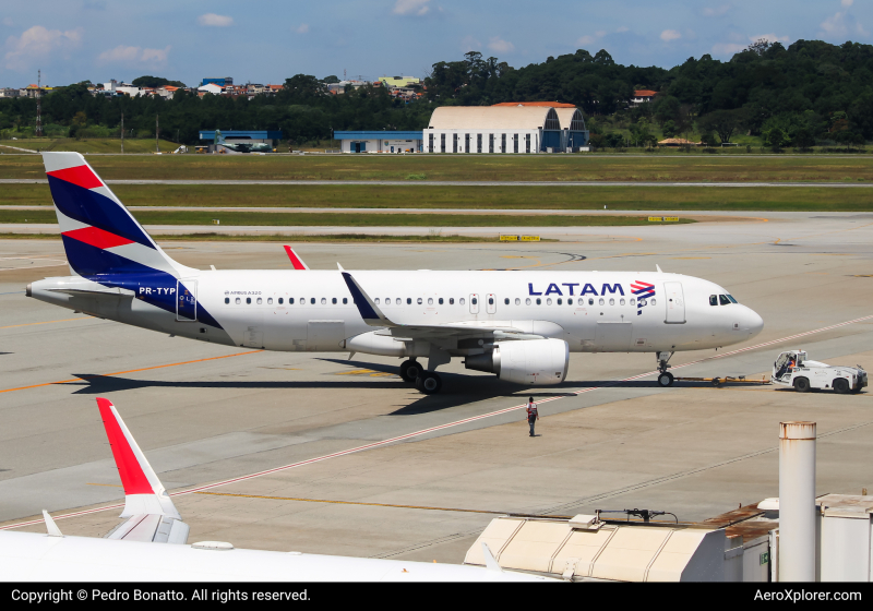 Photo of PR-TYP - LATAM Airbus A320 at GRU on AeroXplorer Aviation Database