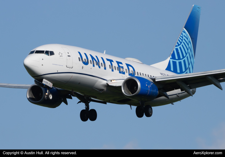 Photo of N15751 - United Airlines Boeing 737-700 at PIT on AeroXplorer Aviation Database