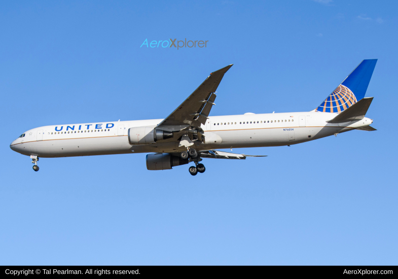 Photo of N76054 - United Airlines Boeing 767-400ER at IAD on AeroXplorer Aviation Database