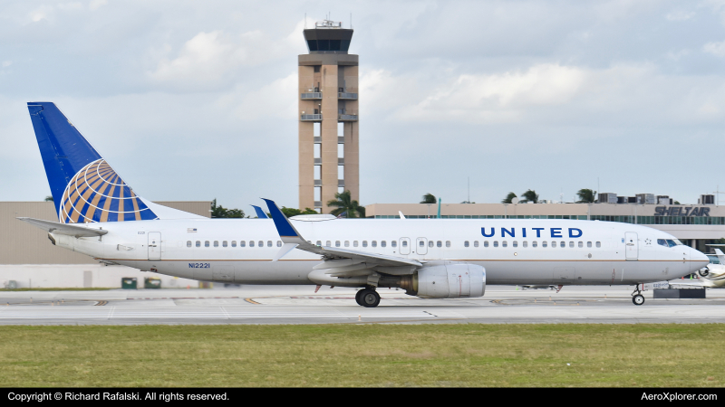 Photo of N12221 - United Airlines Boeing 737-800 at FLL on AeroXplorer Aviation Database