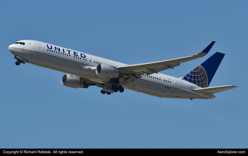 Photo of N669UA - United Airlines Boeing 767-300 at ORD on AeroXplorer Aviation Database