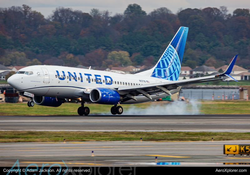 Photo of N13718 - United Airlines Boeing 737-700 at DCA on AeroXplorer Aviation Database