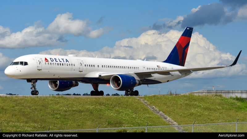 Photo of N821DX - Delta Airlines Boeing 757-200 at MCO on AeroXplorer Aviation Database