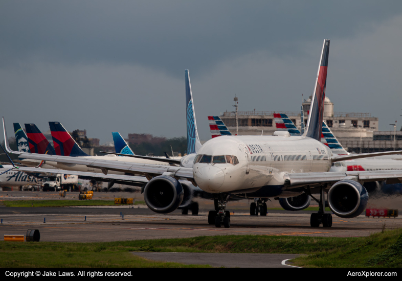 Photo of N718TW - Delta Airlines Boeing 757-200 at DCA on AeroXplorer Aviation Database