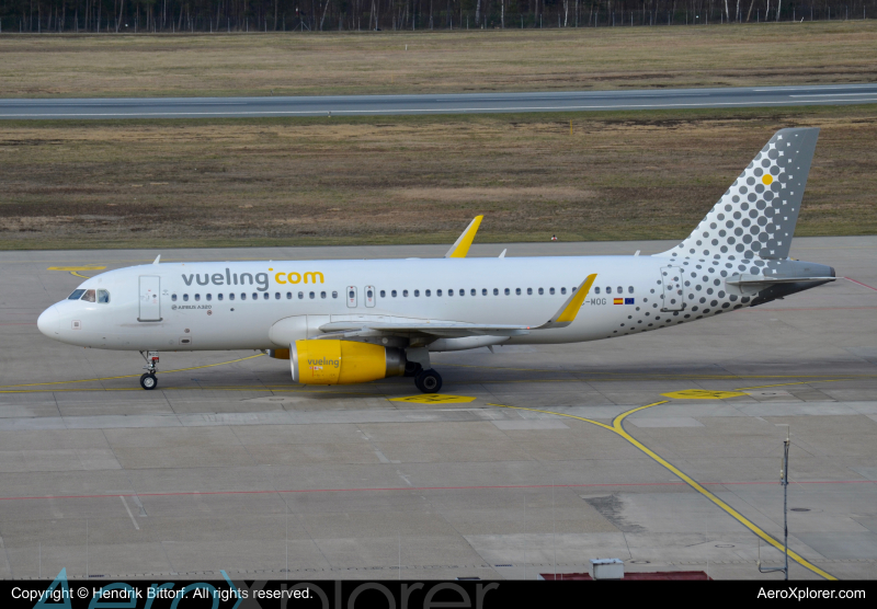 Photo of EC-MOG - Vueling Airbus A320 at NUE on AeroXplorer Aviation Database