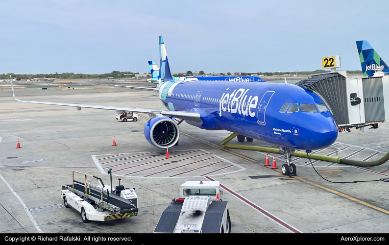 Photo of N4083J - JetBlue Airways Airbus A321LR at JFK on AeroXplorer Aviation Database