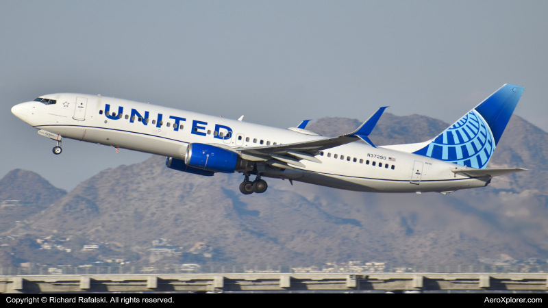 Photo of N37290 - United Airlines Boeing 737-800 at PHX on AeroXplorer Aviation Database