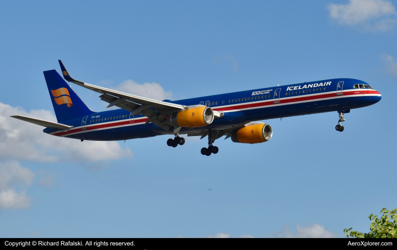 Photo of TF-ISX - Icelandair Boeing 757-300 at ORD on AeroXplorer Aviation Database