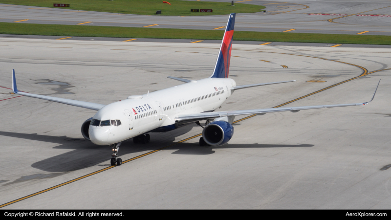 Photo of N556NW - Delta Airlines Boeing 757-200 at FLL on AeroXplorer Aviation Database